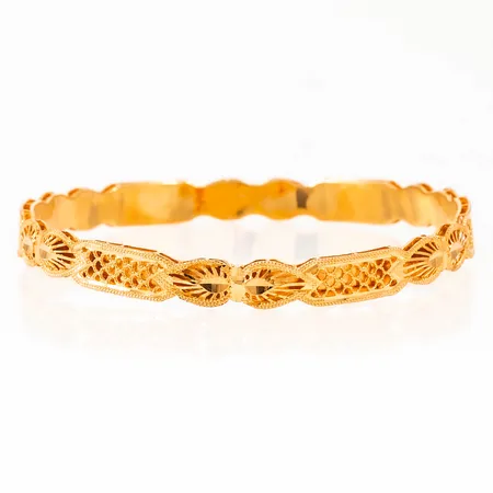 Armring med genombruten mönsterdekor innermått 19 cm, bredd 7 mm, något skev, 21K 8,9g. 