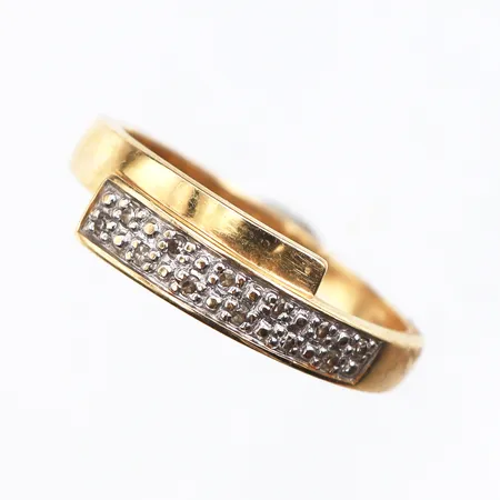 Ring med små diamanter,storlek 17 ¾ mm,bredd 2-5.7 mm,18k. Vikt: 3,1 g