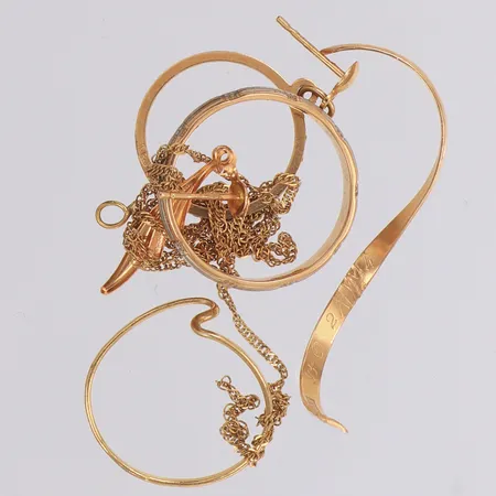 Diverse guld, gravyr, defekt, 18K  Vikt: 7 g