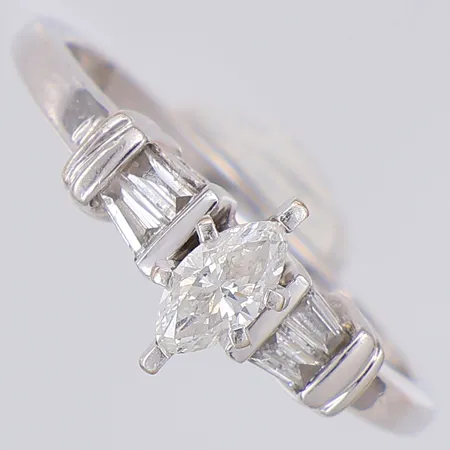 Ring med 1 x ca 0,25ct navettslipad diamant och 4 baguetteslipade diamanter, stl:16¼, 14K Vikt: 2,6 g