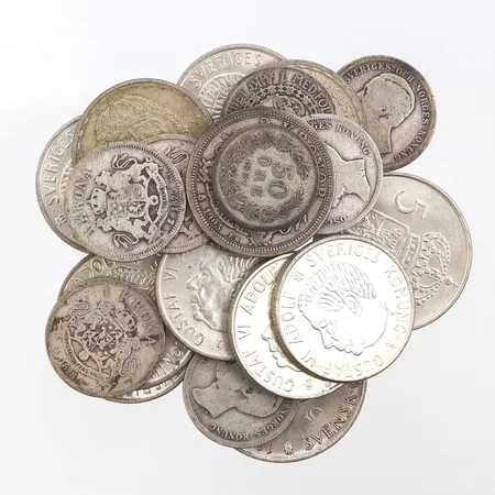 Mynt 7 st 2 kronor 1953-1961,7 st 1 kronor 1875-1924,mynt 5 krona 1952,mynt 5 krona 1955,2 st 2 kronor 1947-1950,2 krona 1903,1 st 50 öring 1907. Vikt: 237 g