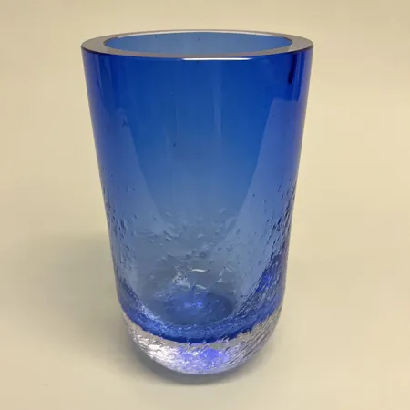 Vas, signerad Göran Wärff (1933-2022), 46161 Kosta, cylinderformad med blått underfång, höjd 23cm, Ø13,5cm, glas Skickas med postpaket.