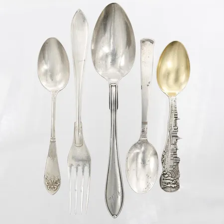 Fyra skedar och en gaffel längd 14-19cm, gravyr, udda modeller, silver 830/1000 Vikt: 145,8 g