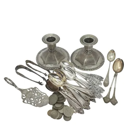 Parti silvermynt 400/1000, 68g, parti silverbestick inklusive 2 ljusstakar, 830/1000, 421g, finvikt cirka 377g