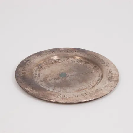 Assiett  Hallbergs Guldsmeds Ab C G år 1933 Ø11cm, gravyr, silver 830/1000 Vikt: 42,9 g