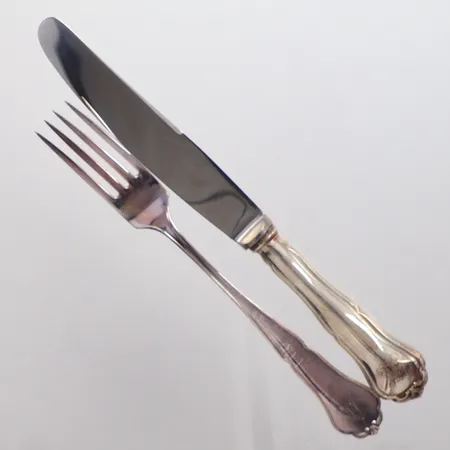 6 bordsknivar 20,5cm bruttovikt 427gr  6 bordsgafflar 17,5cm 227gr Chippendale Finland silver 813/1000 , gravyr, orginallåda Vikt: 654 g