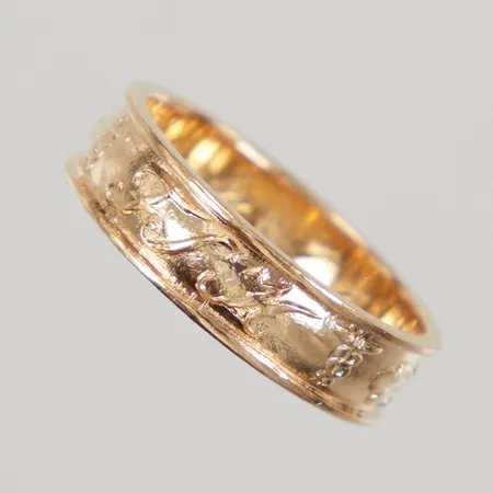 Examensring stl:17¼ bredd 5,2mm, gravyr, 18K,  Vikt: 4,3 g