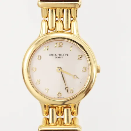 Damur Patek Philippe Calatrava 18K guld i ur samt lås modell 4812, Quartz, Ø26mm, serie nr 2914680, läderband, viklås, defekt krona, repig bakboett, intyg från Jälmers Ur, inga tillbehör, defekt i behov av service