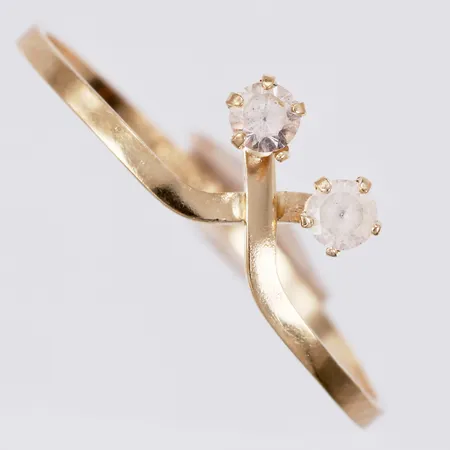 Ring med vita stenar stl: 17 bredd: ca 1mm något skev skena 18K Vikt: 0,7 g