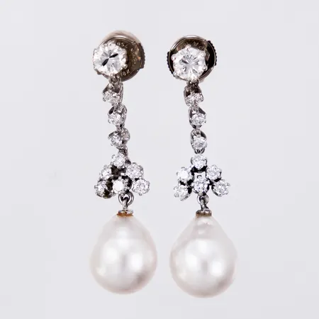 Ett par örhängen med odlade pärlor Ø ca 10,3mm och diamanter ca 2x 0,35  2x 0,05 4x0,04ct 12x0,03ct längd: ca 4cm bredd: ca 2-10mm vitguld 18K Vikt: 7,7 g