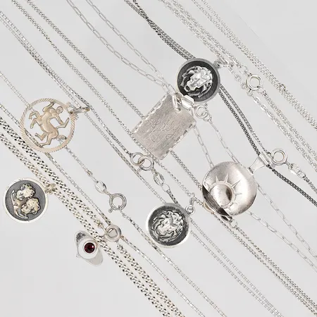 8 Kedjor med 7 hängen blandade längder silver 830/925/1000 Vikt: 41,7 g