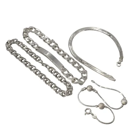 Armband, fyra st, silver, tillverkare bl. a. Guldfynd, längd 18,5 / 19,5 / 18,5 / 18,5 cm  Vikt: 35,2 g