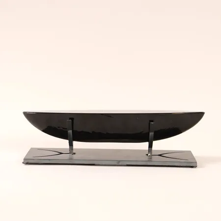 Skulptur Bertil Vallien "Pilgrim", Kosta Boda, signerad och numrerad 7520119, limiterad upplaga om 500 exemplar, med svärtad stålställning, längd 23 cm.  Skickas med postpaket.