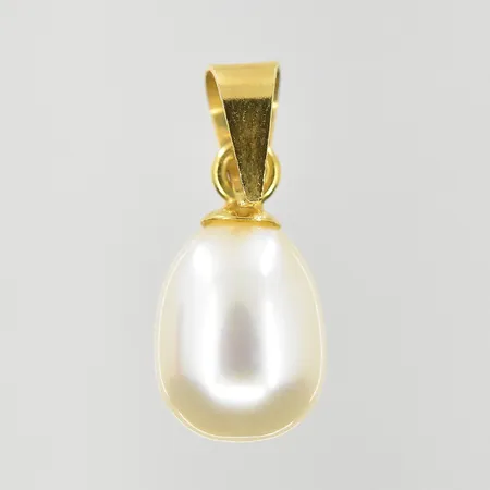 Hänge med odlad pärla längd 16 mm, bredd 7 mm, 18K. Vikt: 0,7 g