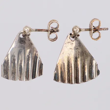 Örhängen, längd 22mm, gravyr på baksida, 925/1000 silver Vikt: 2,6 g