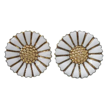 Örhängen ett par "Daisy" Volmer Bahner (1912-1995) Danmark, förgyllt silver (sterling), vit emalj, Ø18 mm, modell med clips, slitage/mindre defekter förekommer i de yttre kanterna  Vikt: 6,7 g