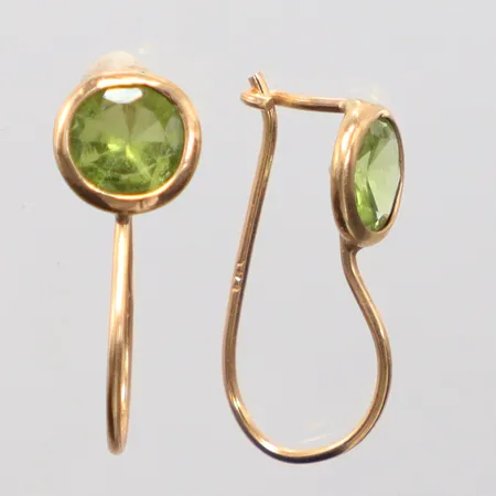 Ett par örhängen längd 19,3mm, bredd 7,4mm, gröna stenar, 18K Vikt: 1,3 g