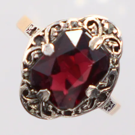 Ring granat stl 16½, infattning silver, 18K Vikt: 3,3 g