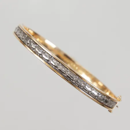Stelt armband med vitguldsdetaljer Ø62mm, inre omkrets 18cm, Guldvaruaktiebolaget G. Dahlgren & Co år 1976, gravyr, 18K,  Vikt: 29,3 g