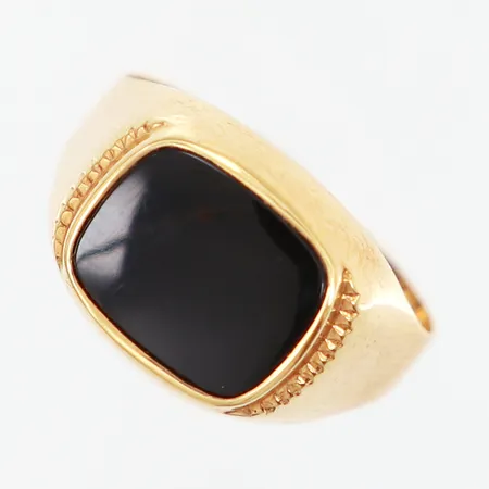Klackring med svart onyx stl:17¾ bredd: 3-12mm, gravyr, 18K Vikt: 2,5 g