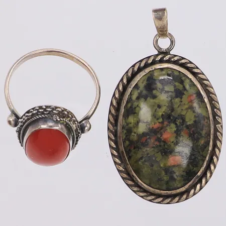 Ring med röd sten, stl:16¾, bredd 21mm, 1 Hänge med sten, längd 40mm,  800-925/1000 silver. Bruttovikt 13,7g Vikt: 13,7 g
