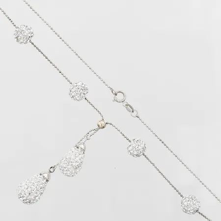 Collier med vita stenar, längd: 45cm, bredd: 1-8mm, längd på hänge: 46mm, bredd på hänge: 10mm, 14K vitguld Vikt: 7,9 g