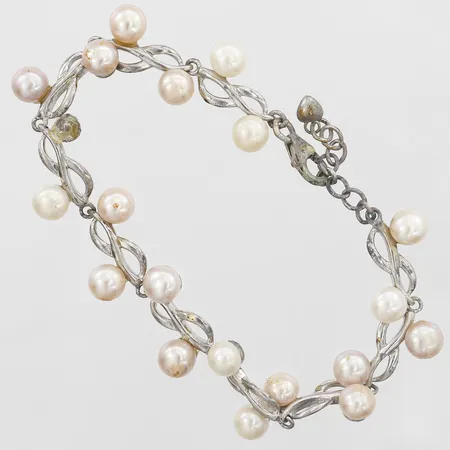 Armband med odlade pärlor ca Ø6mm, ställbar längd 18-20,5cm, bredd 14mm, rosa och vit färg, en pärla saknas, slitage, silver 925/1000  Vikt: 15,7 g