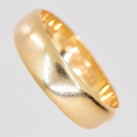 Ring stl:19½ bredd 5,8mm graverad 18K Vikt: 5,5 g