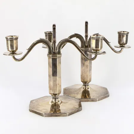 Kandelabrar Borgila ca 21cm, fotens bredd:13cm, monogram överst i mittpelaren, stämplade M8, kattfotstämplad, Sterling silver 925/1000 Vikt: 1587 g