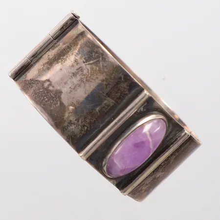 Stelt öppningsbart armband med ametist, Finland  år 1957, Ø56½, gravyr på insidan silver 813/1000 Vikt: 45,3 g