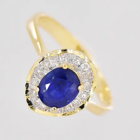 Ring diamanter ca 16x0,01ct stl:17¼ safir 0,88ct enligt gravyr 14K Vikt: 2,8 g
