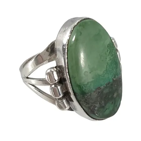 Ring silver med naturlig grön sten, stl:16,0 mm, bredd 3,2-21,5 mm, sten utan anmärkning, fint skick  Vikt: 5,8 g