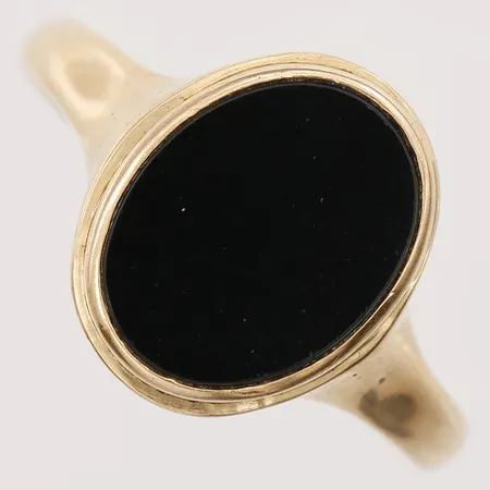 Klackring med onyx stl:20½, bredd 2-14mm, spår av gravyr, 18K Vikt: 3,9 g