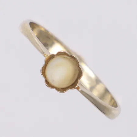 Ring, stl:18¼, bredd 6mm, pärla sliten, vitguld 18K Vikt: 2,2 g