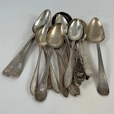 Skedar 20 st olika modeller varav 4 st 1800 tal,silver 830/1000. Vikt: 0 g
