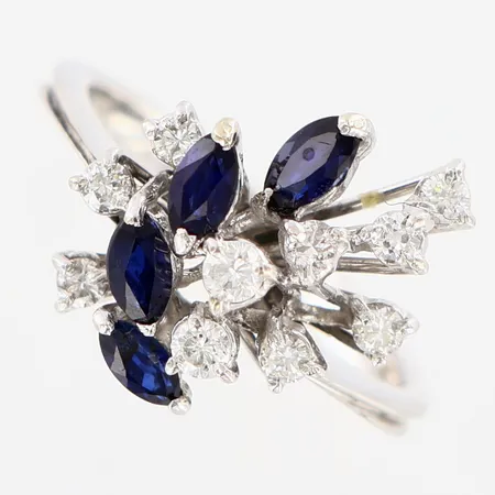 Ring i vitguld med 10 diamanter samt fyra blå safirer, 0,34ctv, stl:16½, 18K Vikt: 4 g
