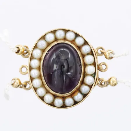 Lås till collier med cabochonslipad ametist och fröpärlor, längd 23mm, bredd 20mm, år 1967, öglor för tre rader, 18K Vikt: 12 g