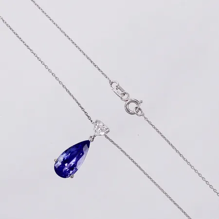 Kedja med hänge med droppslipad tanzanit ca 1x 2,85ct och hjärtslipad diamant ca 1x 0,30ct J/Si längd kedja: ca 44cm längd hänge: ca 20mm vitguld 18K Vikt: 3 g