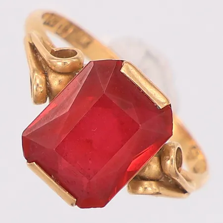 Ring med röd syntetisk sten, stl:16¾, 18K Vikt: 2,7 g