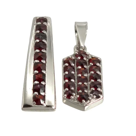 Hängen två stycken silver 925/1000 Granater, längd 24 mm, bredd 7-8,5 mm, oidentifierade tillverkarstämplar, stenar utan anmärkning, fint skick  Vikt: 4,4 g