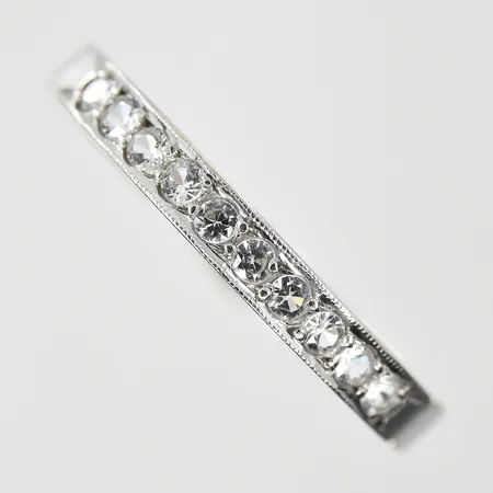Ring med vita stenar stl:18½ bredd 3 mm, vitguld, 18K. Vikt: 2,7 g