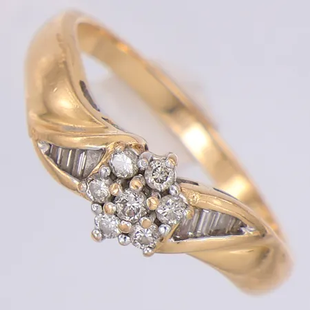 Ring med diamanter 7 x ca 0,02ct + små trapetsslipade på sidan, stl:17¼, 14K Vikt: 3,2 g