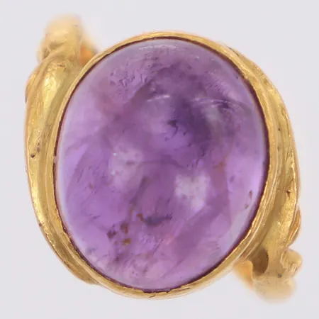 Ring med lila sten, stl:16¾, bredd 14mm, repor, ostämplad, minst 18K Vikt: 5,4 g