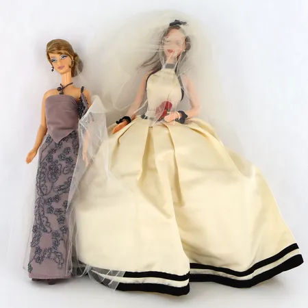 2 Barbiedockor, "Barbie Giorgio Armani" och "Vera Wang"