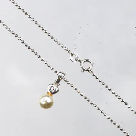 Collier med hänge,längd ca 44 cm,hängets höjd ca 18.9 mm,silver 925/1000. Vikt: 3,6 g