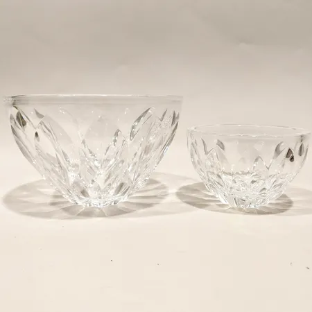 Två skålar kosta boda, höjd 7-10cm Ø11-16,5cm, en signerad Kosta nagg, kristall 