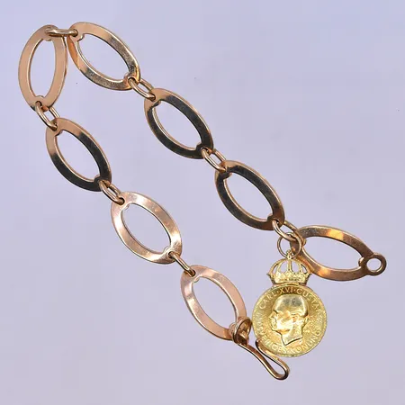 Armband med en berlock från patriotiska Sällskapet längd 18 cm, bredd 11 mm namngravyr på insida av länk 18K. Vikt: 17,7 g