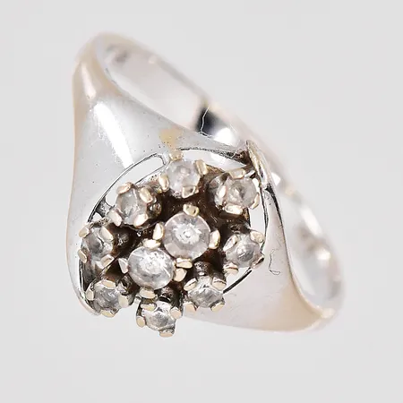 Ring vitguld med vita stenar stl:17½ 18K Vikt: 3 g