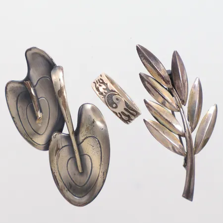 2 Broscher ca 5cm 1 silverring stl:16mm gravyr 800/1000 Vikt: 13,5 g