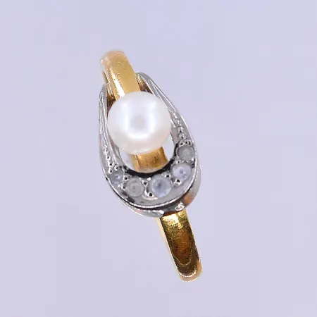 Ring med pärla stl:16¾, bredd 2-7 mm graverad 23K. Vikt: 3,3 g